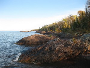 The coast of Lake Superior. Image via Wikimedia Commons.