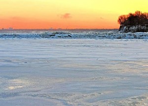 A frozen Lake Erie. Photo: Rabesphoto, Wikimedia Commons.