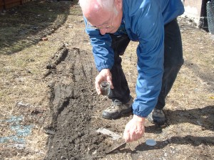 Jack Ailey samples soil from the Pilsen neighborhood. Photo: PERRO.