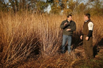Tom Schwartz of FDC Enterprises discusses the use of a dedicated energy crop with a U.S. Fish and Wildlife Service official. Image: FDC Enterprises