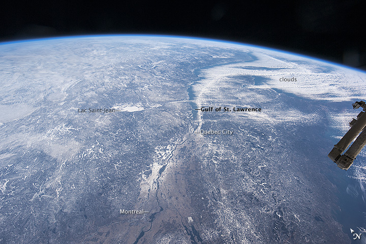 Daylight highlights clouds that cover the St. Lawrence River as it passes from the lower left to the upper right of the photo. Image: NASA Earth Observatory, Johnson Space Center
