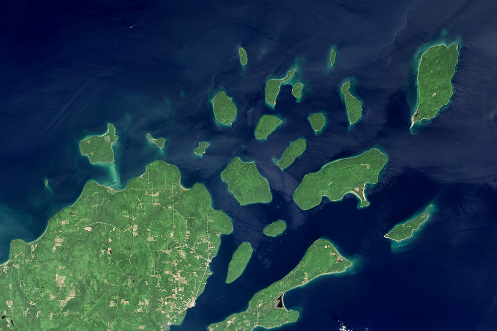 Apostle Islands National Lakeshore. Image: NASA Earth Observatory.