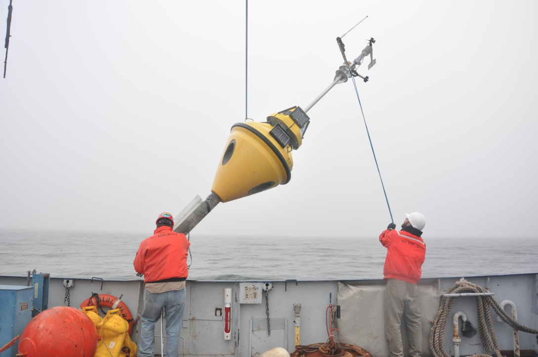 Researchers deploy a meteorological buoy on Lake Superior. Image: Daniel Titze