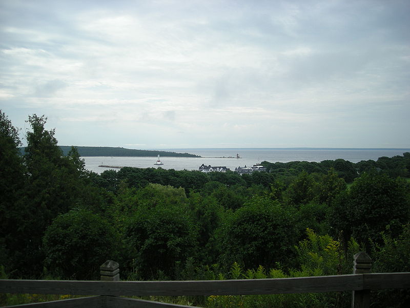 800px-Mackinac_Island_July_2010_05_(harbor_from_Fort_Street)