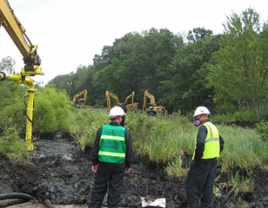 Initial cleanup of the contaminated zone around the pipeline break area. Photo: EPA.