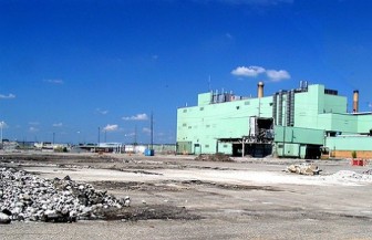 This former GM plant site in Lansing, shown here in 2006, is among the locations being considered for a 20 MW solar array by the city’s utility.  Image: Keith Kris via Creative Commons