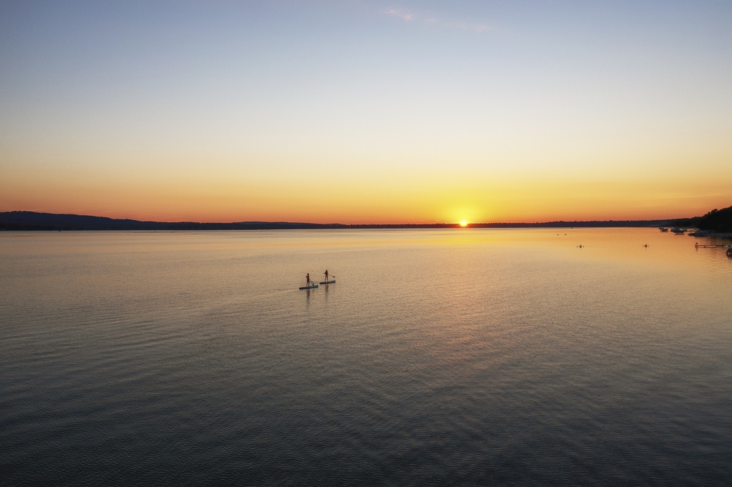 Paddle boarders cross Platte Lake, Michigan, where a decades-long campaign reduced algal blooms caused by runoff from a fish hatchery. Image: J. Carl Ganter/ Circle of Blue